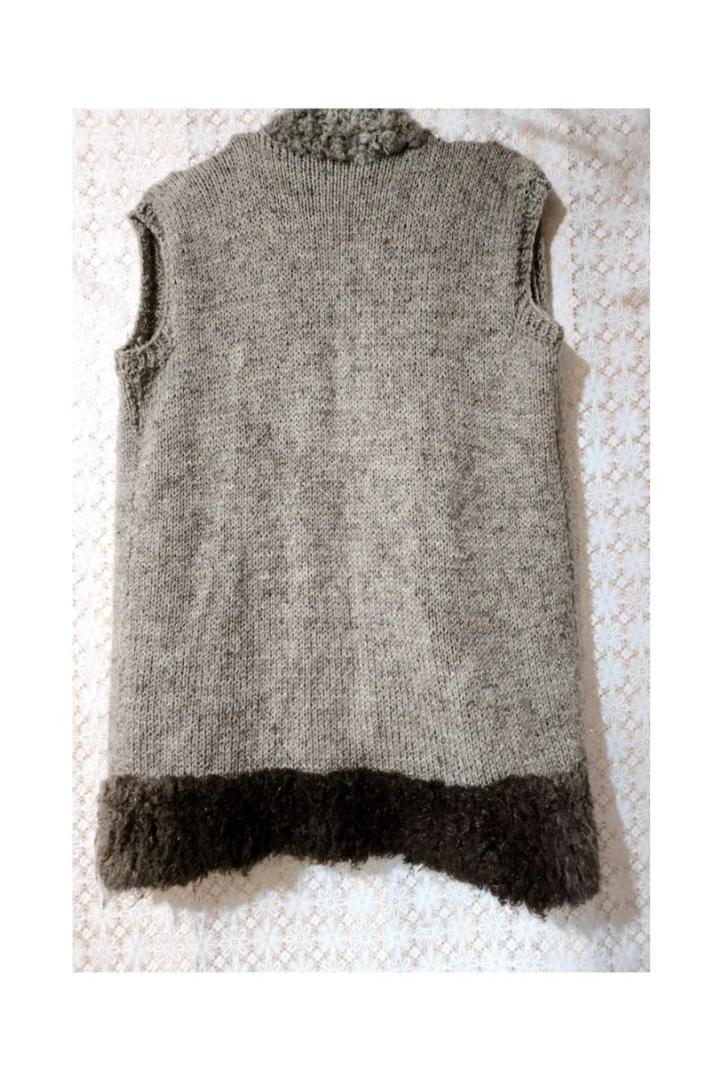Colete de lã alongado com detalhe em pelúcia