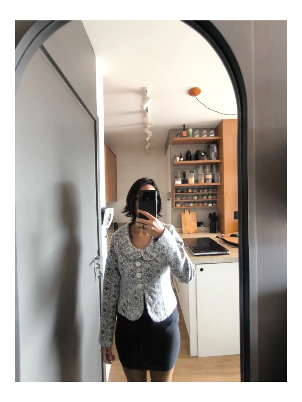 Vestido cinza e preto de poá