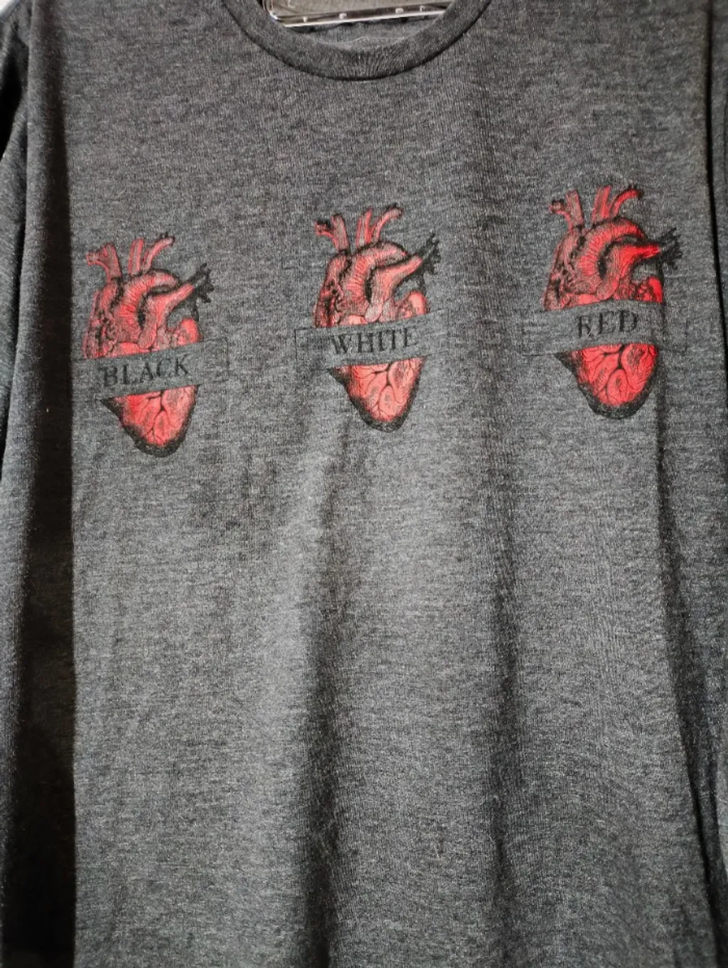 Blusa Grafite Corações Anatômicos Red, Black & Whit