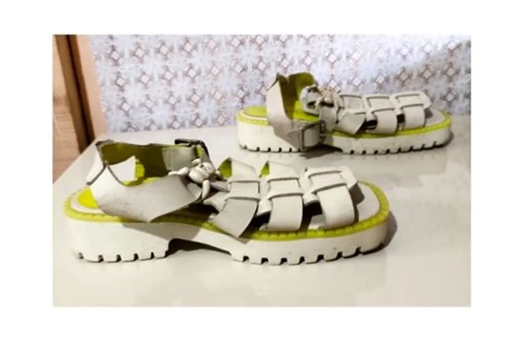 Sandália branca tratorada flatform