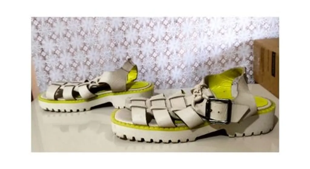 Sandália branca tratorada flatform