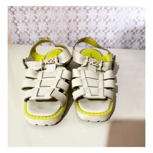 Sandália branca tratorada flatform