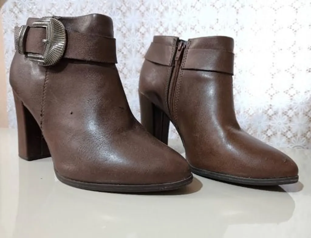 Bota marrom cano curto salto bloco com fivela