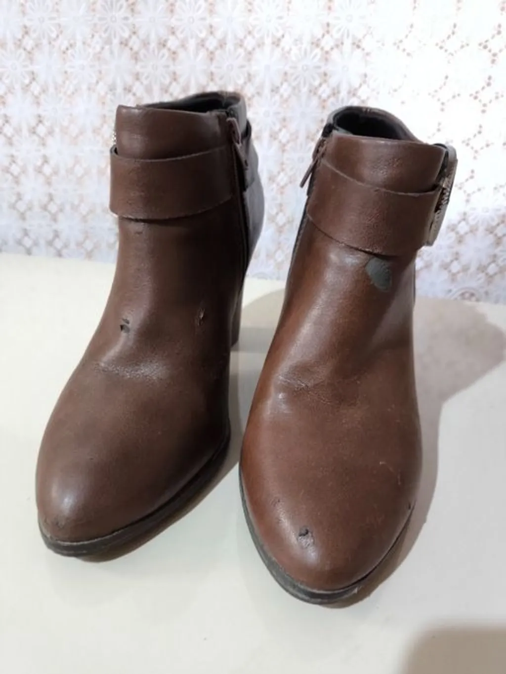 Bota marrom cano curto salto bloco com fivela