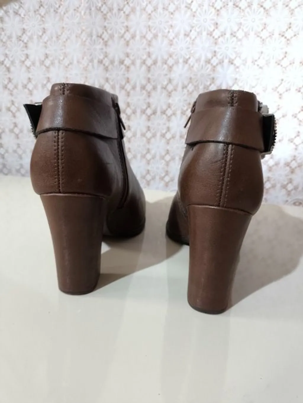 Bota marrom cano curto salto bloco com fivela