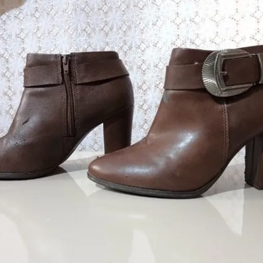 Bota marrom cano curto salto bloco com fivela