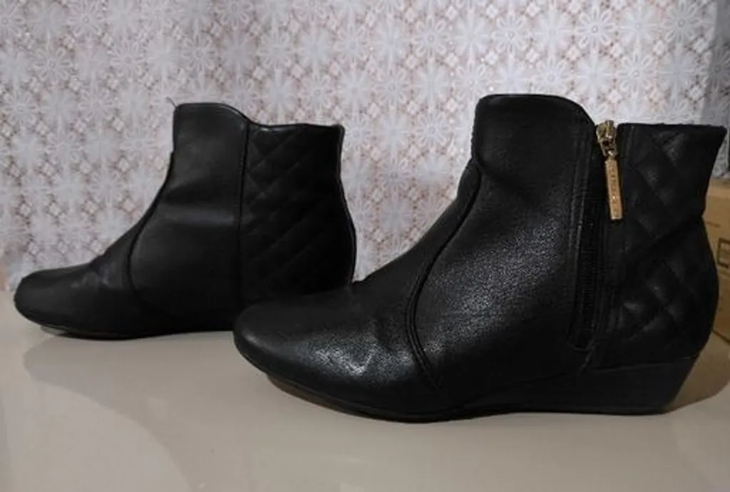 Bota cano baixo com detalhes texturizados