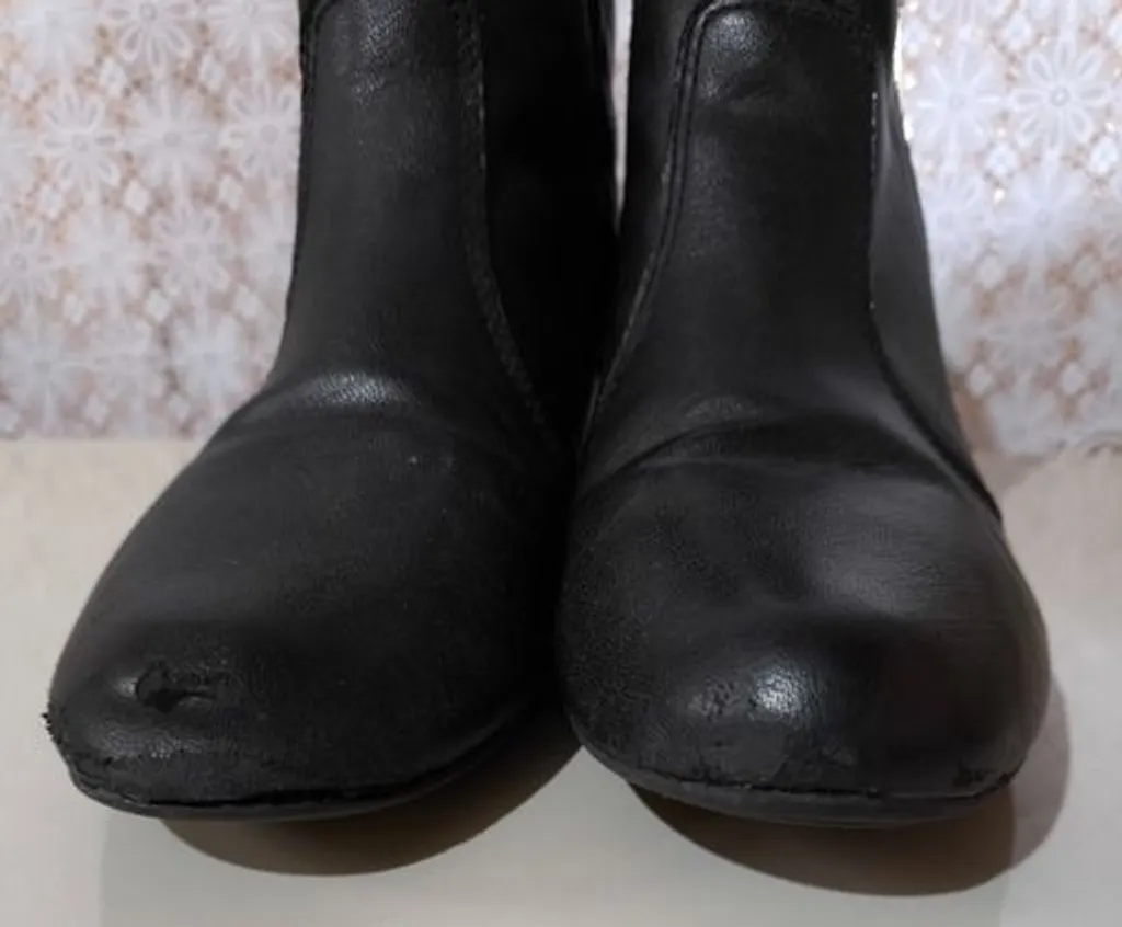 Bota cano baixo com detalhes texturizados