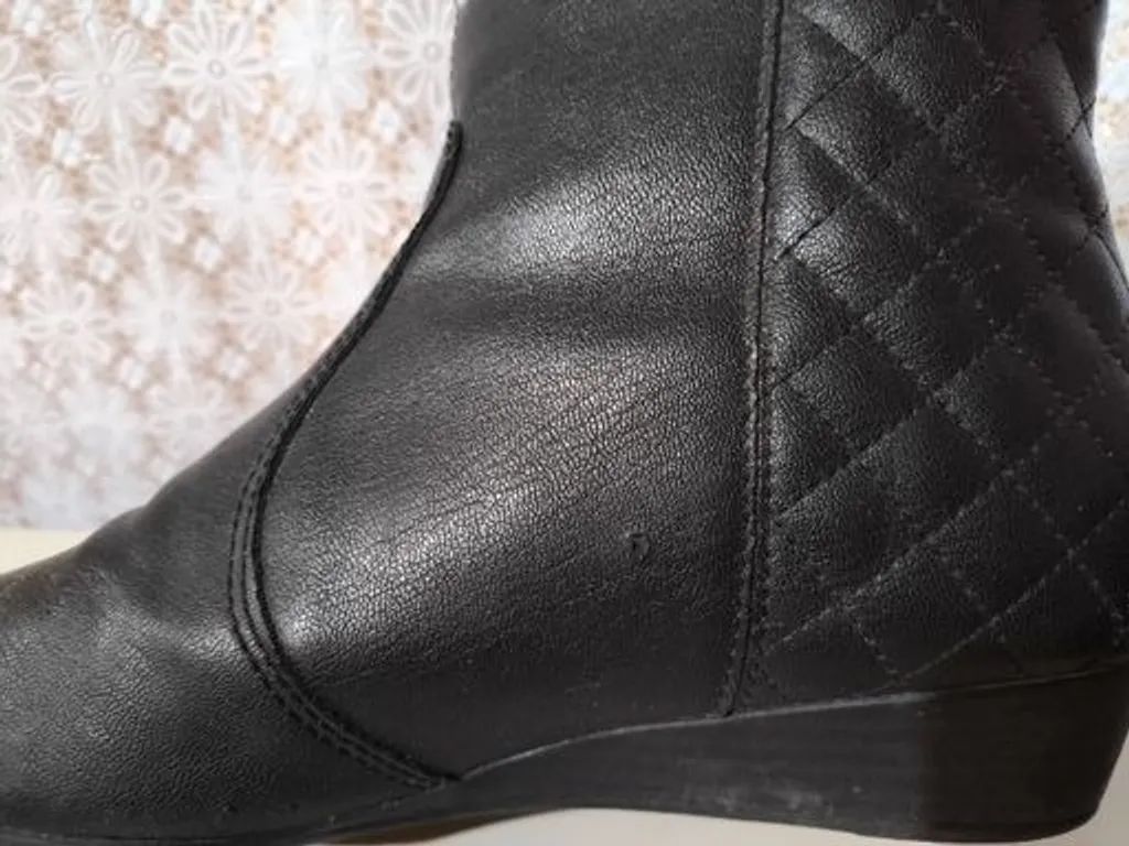 Bota cano baixo com detalhes texturizados