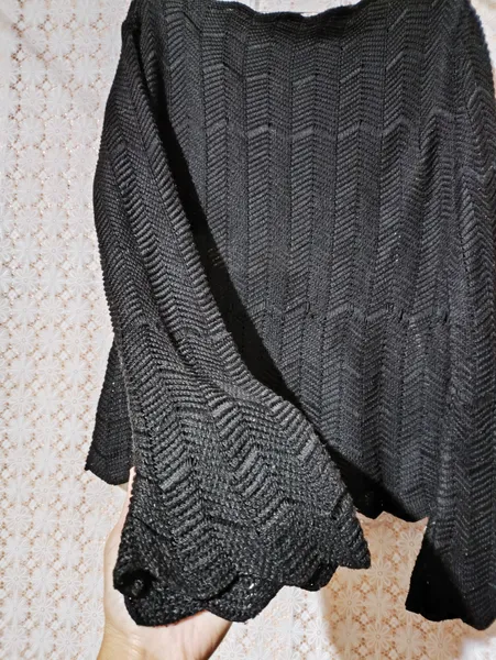 Blusa de tricô preta manga flare