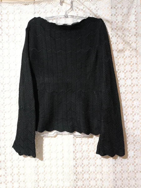 Blusa de tricô preta manga flare