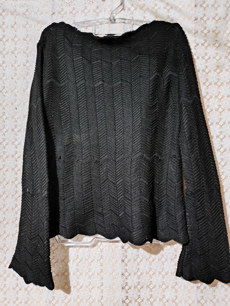 Blusa de tricô preta manga flare
