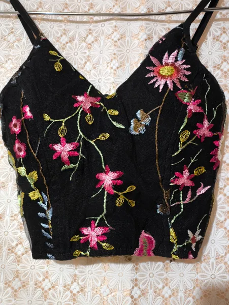 Top preto bordado floral com bojo