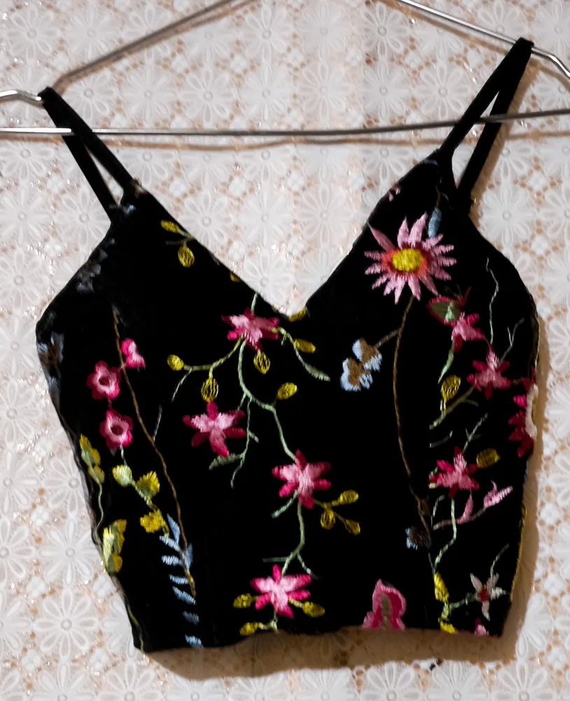 Top preto bordado floral com bojo