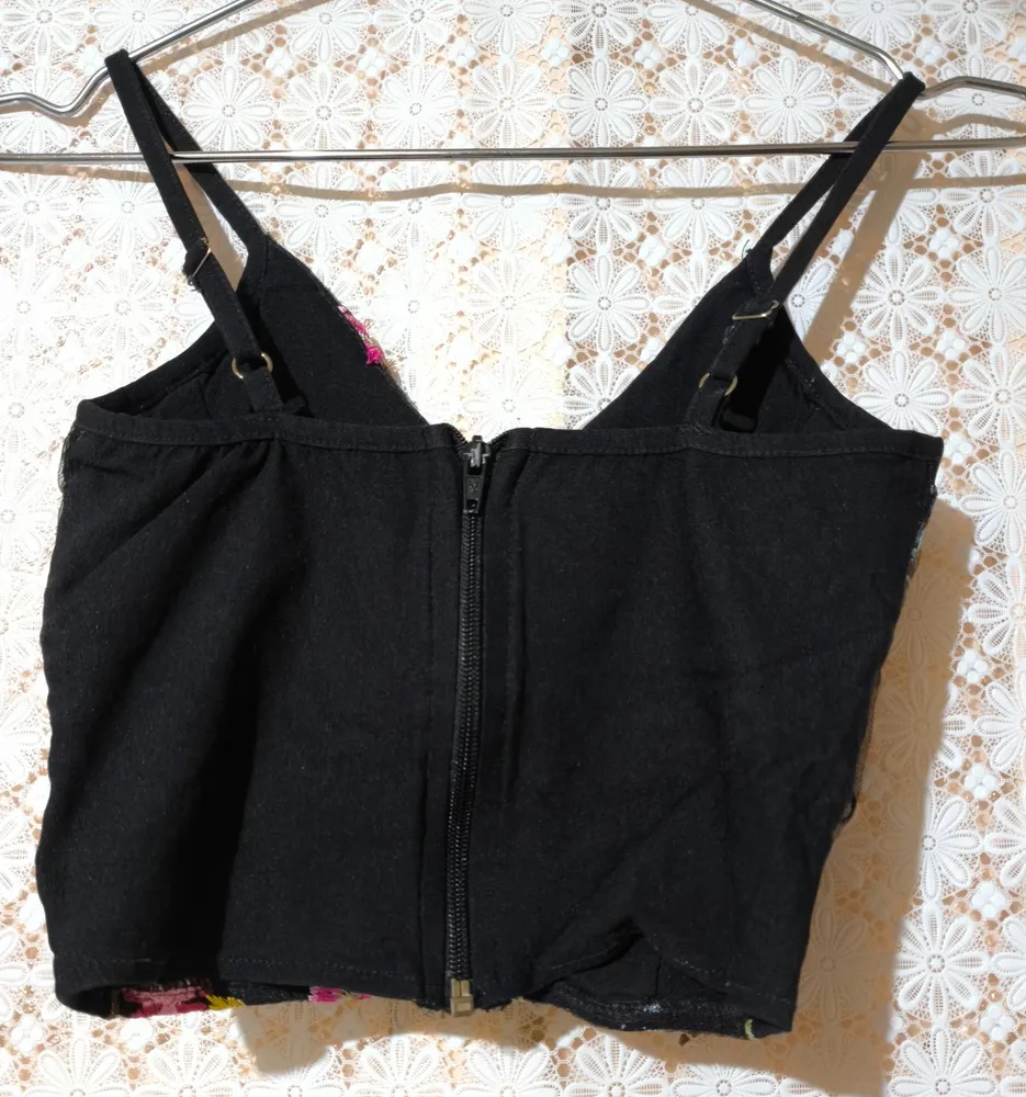 Top preto bordado floral com bojo