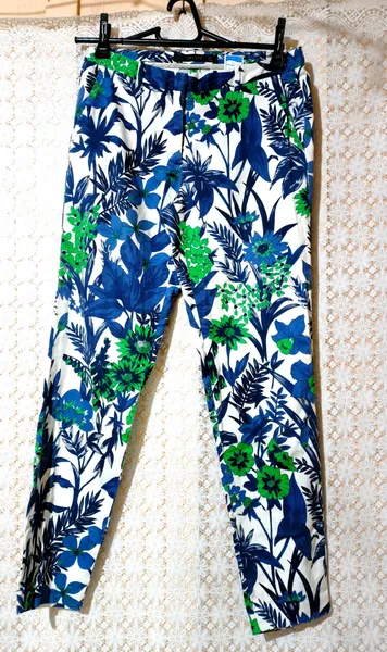 Calça zara floral azul e verde