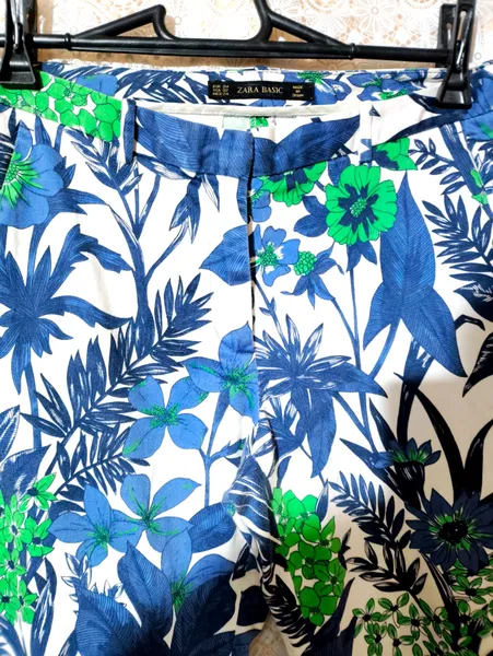 Calça zara floral azul e verde