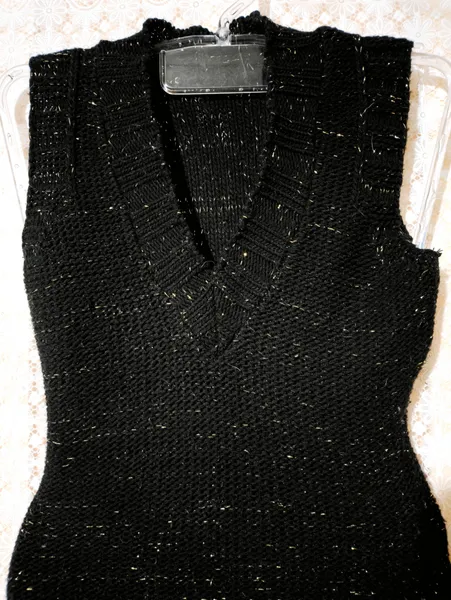 Vestido de lã preto com brilho dourado