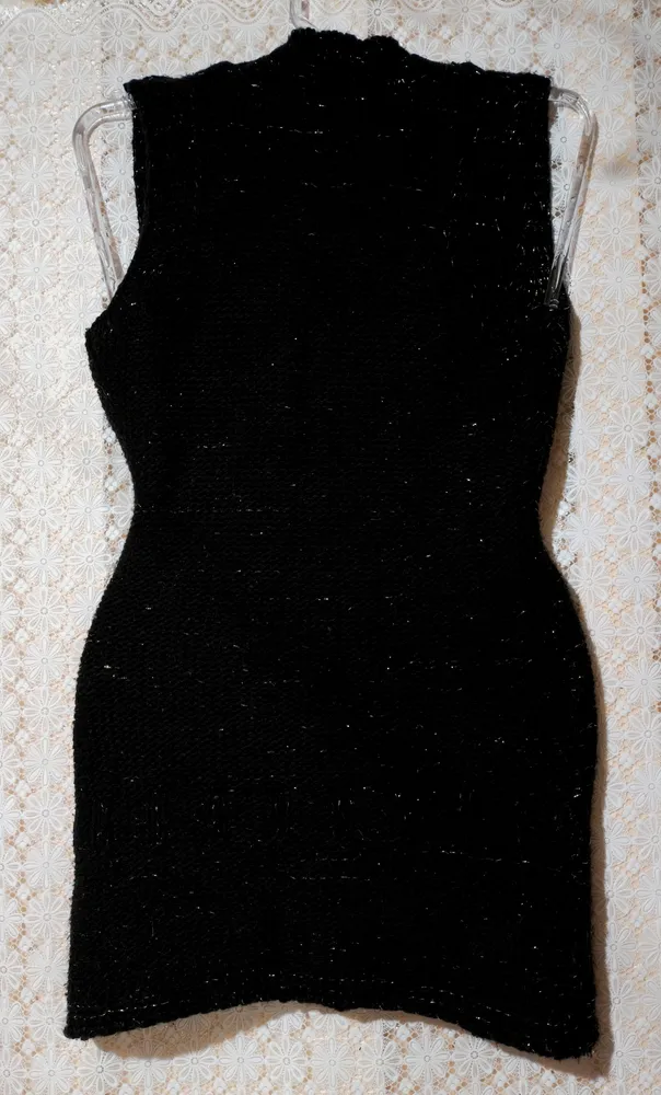 Vestido de lã preto com brilho dourado