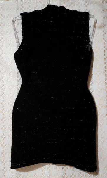 Vestido de lã preto com brilho dourado