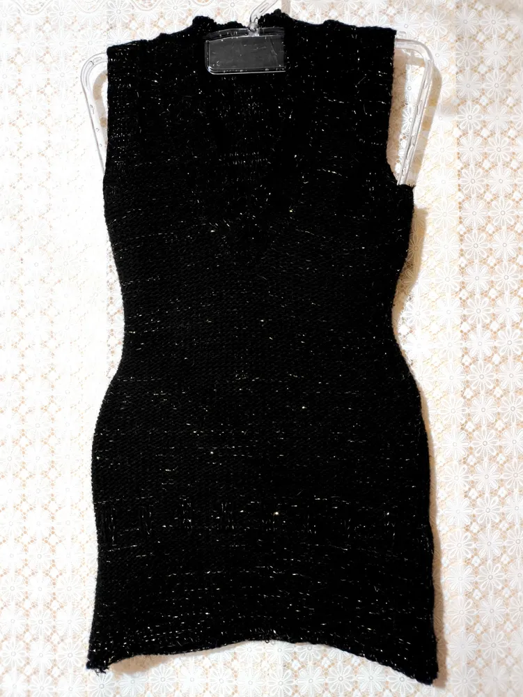 Vestido de lã preto com brilho dourado