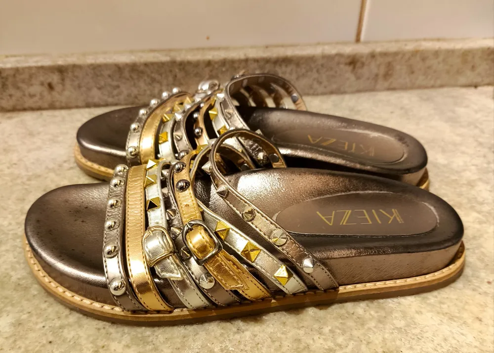 Rasteirinha kieza metalizada com tachas