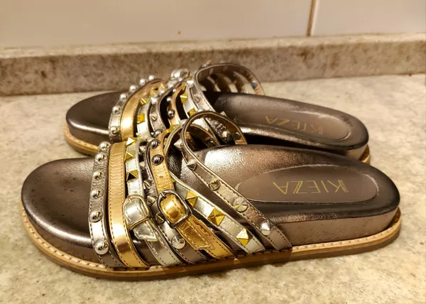 Rasteirinha kieza metalizada com tachas