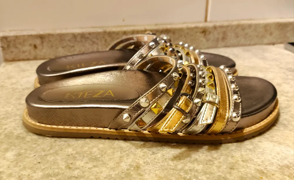 Rasteirinha kieza metalizada com tachas