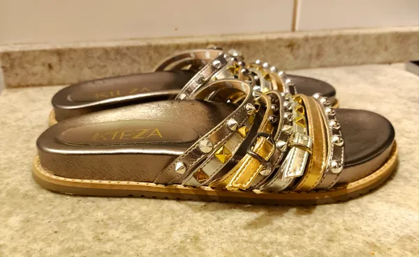 Rasteirinha kieza metalizada com tachas