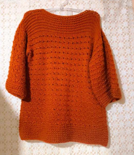 Blusa de tricô vazado na cor terracota