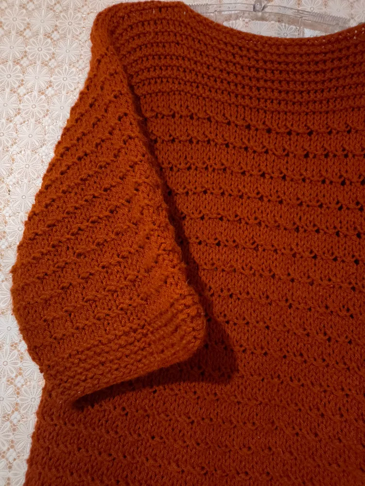 Blusa de tricô vazado na cor terracota