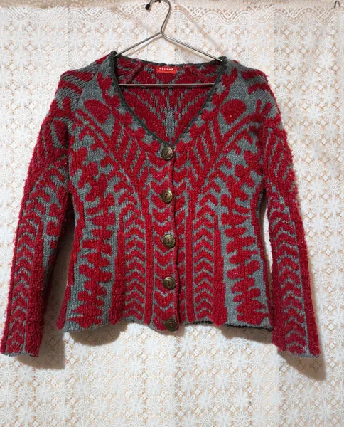 Cardigan de tricot vintage cinza e vermelho