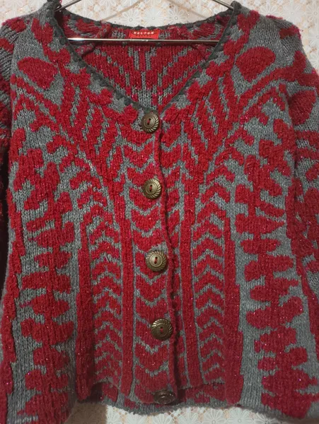Cardigan de tricot vintage cinza e vermelho