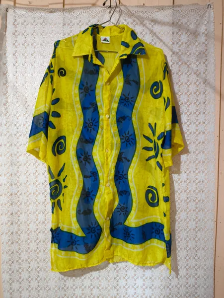 Camisa amarela estampada áfrica