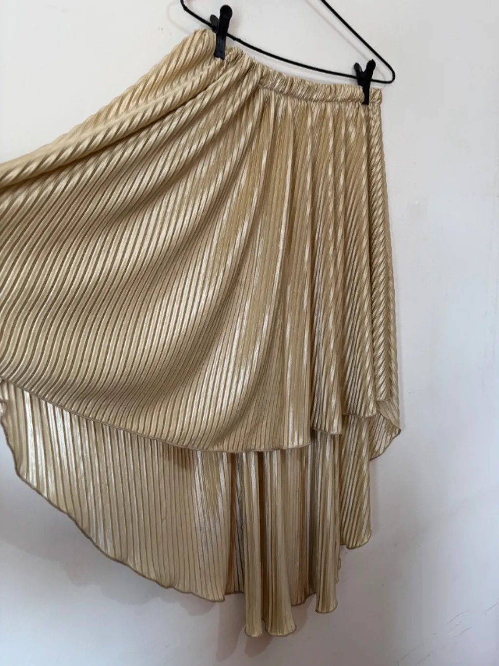 saia plissada dourada
