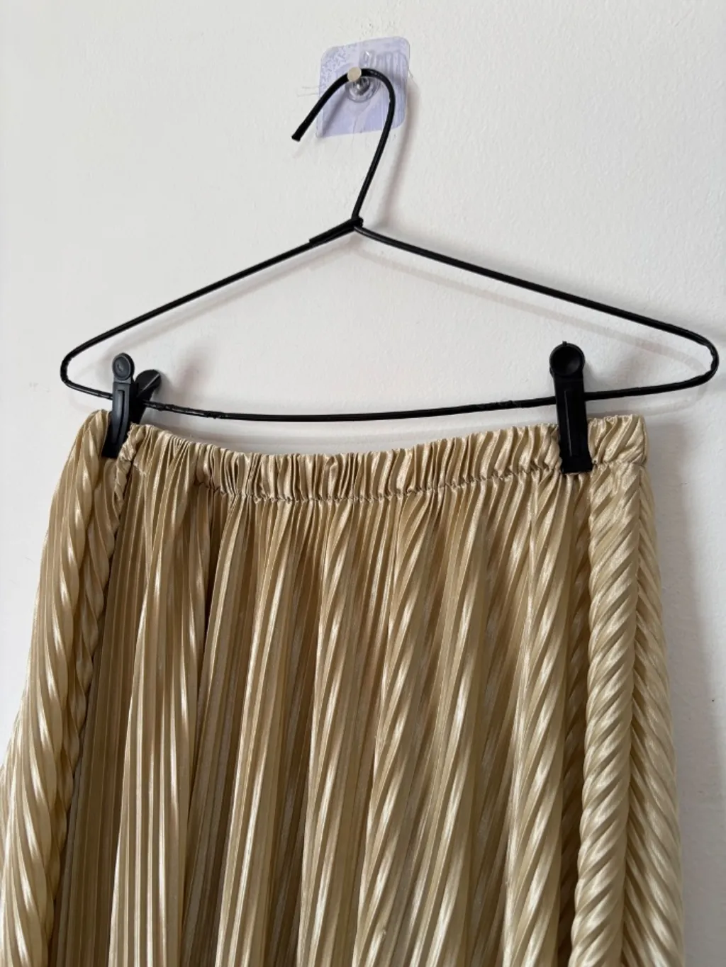 saia plissada dourada