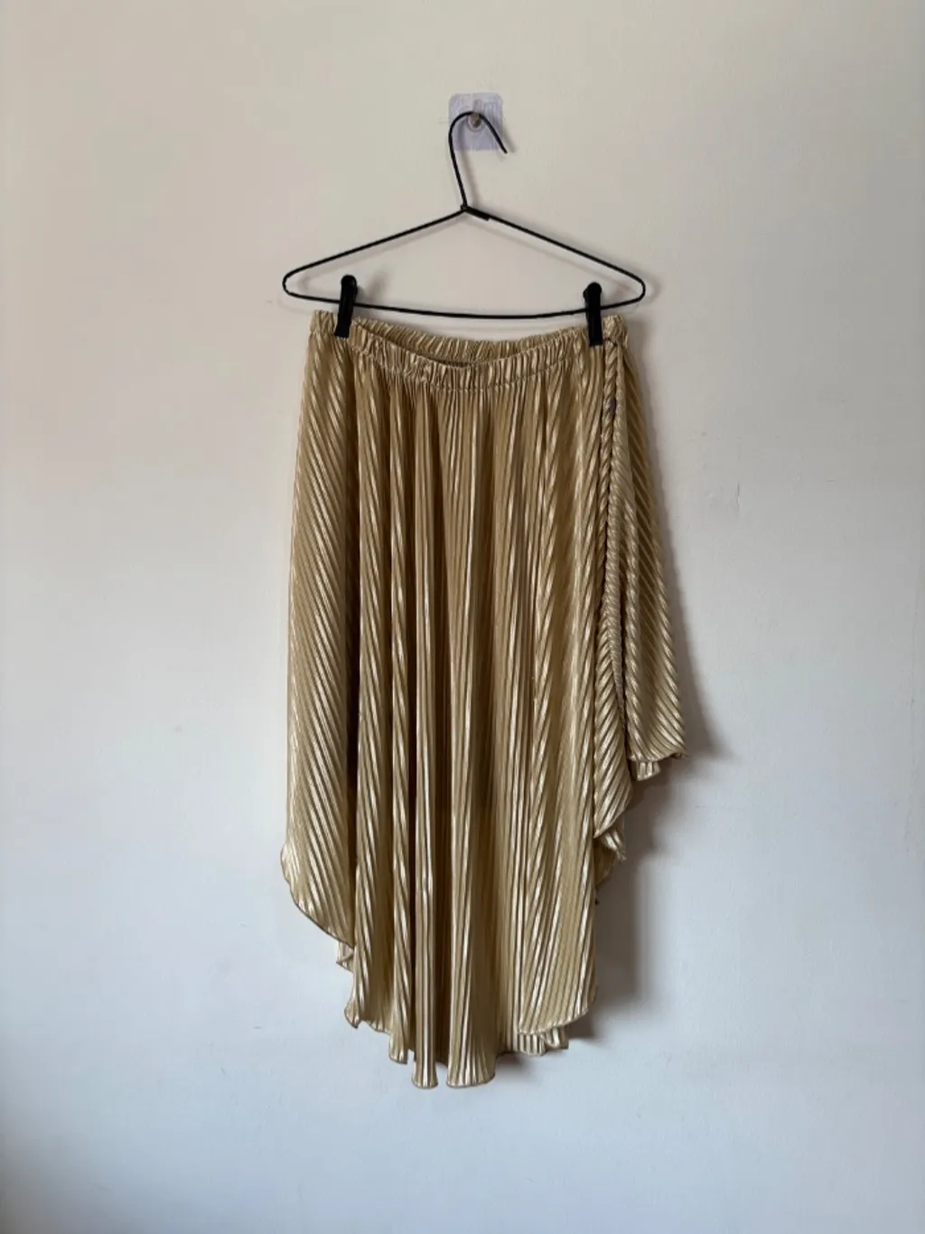 saia plissada dourada
