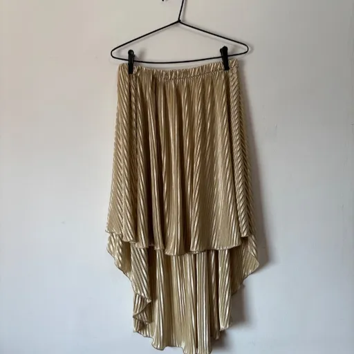 saia plissada dourada
