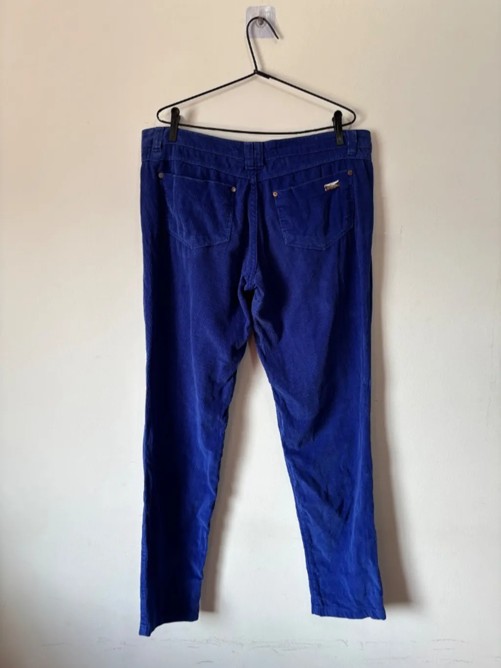 calça azul canelada em veludo cotelê