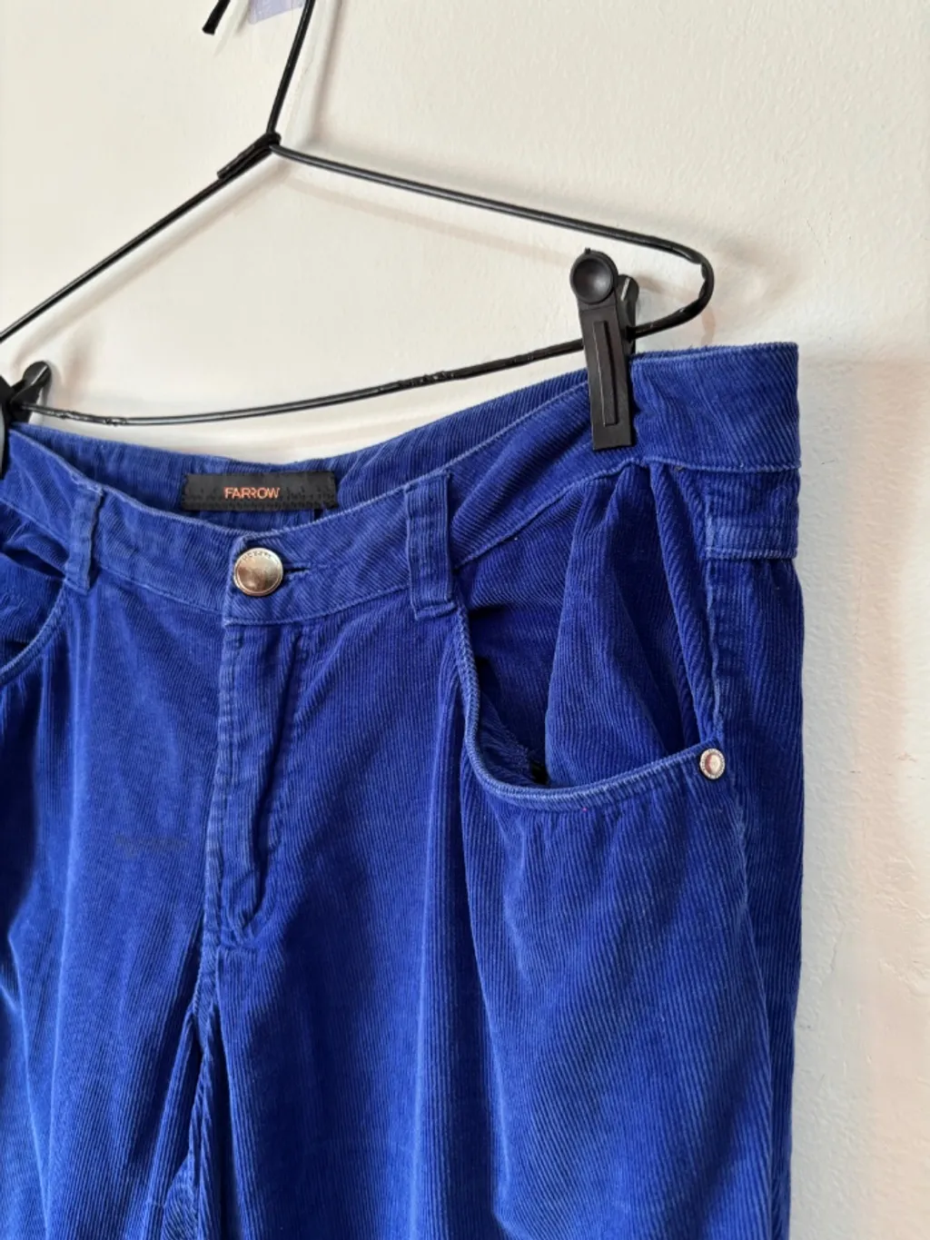 calça azul canelada em veludo cotelê