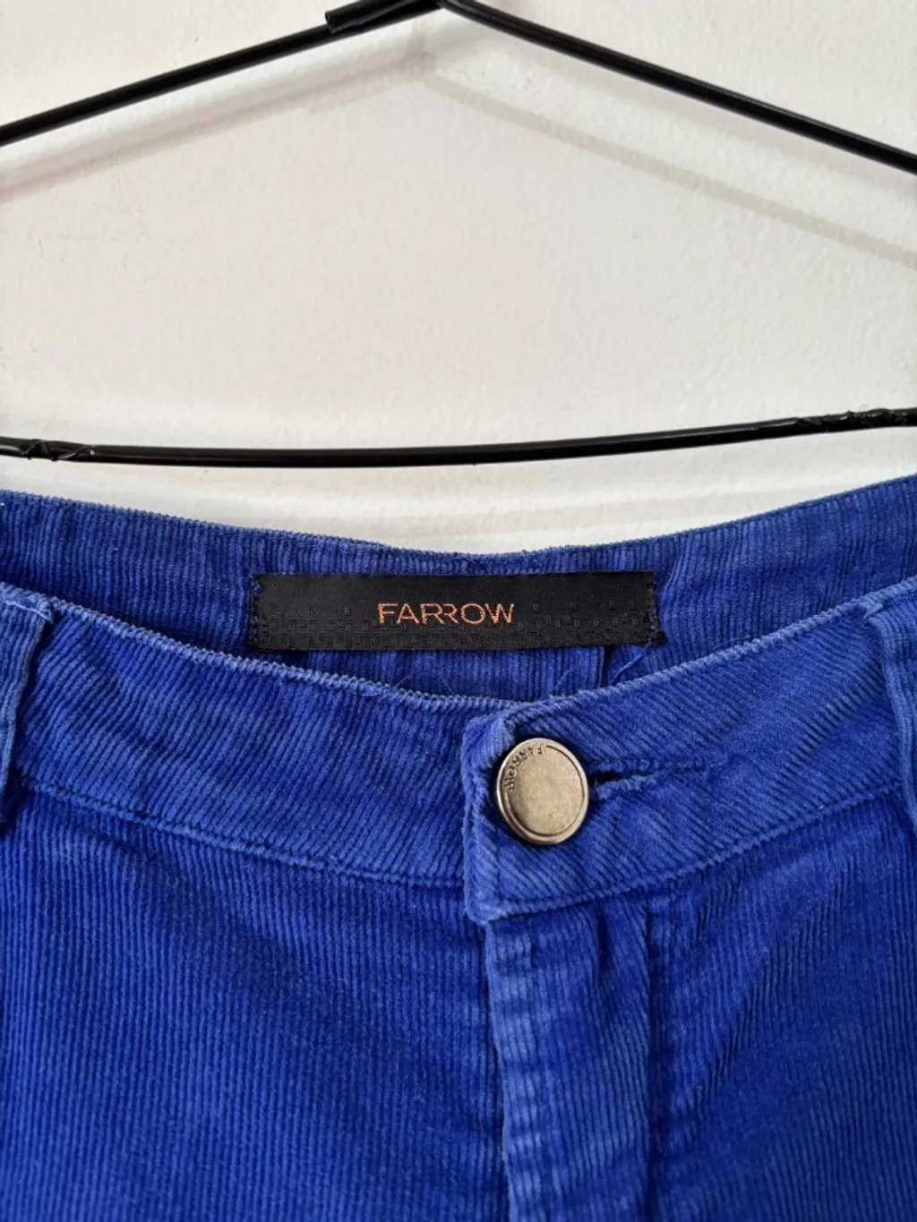 calça azul canelada em veludo cotelê