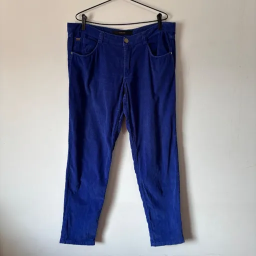 calça azul canelada em veludo cotelê