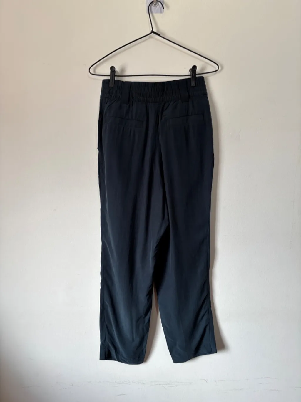 calça azul, da MTWTFSS Weekday