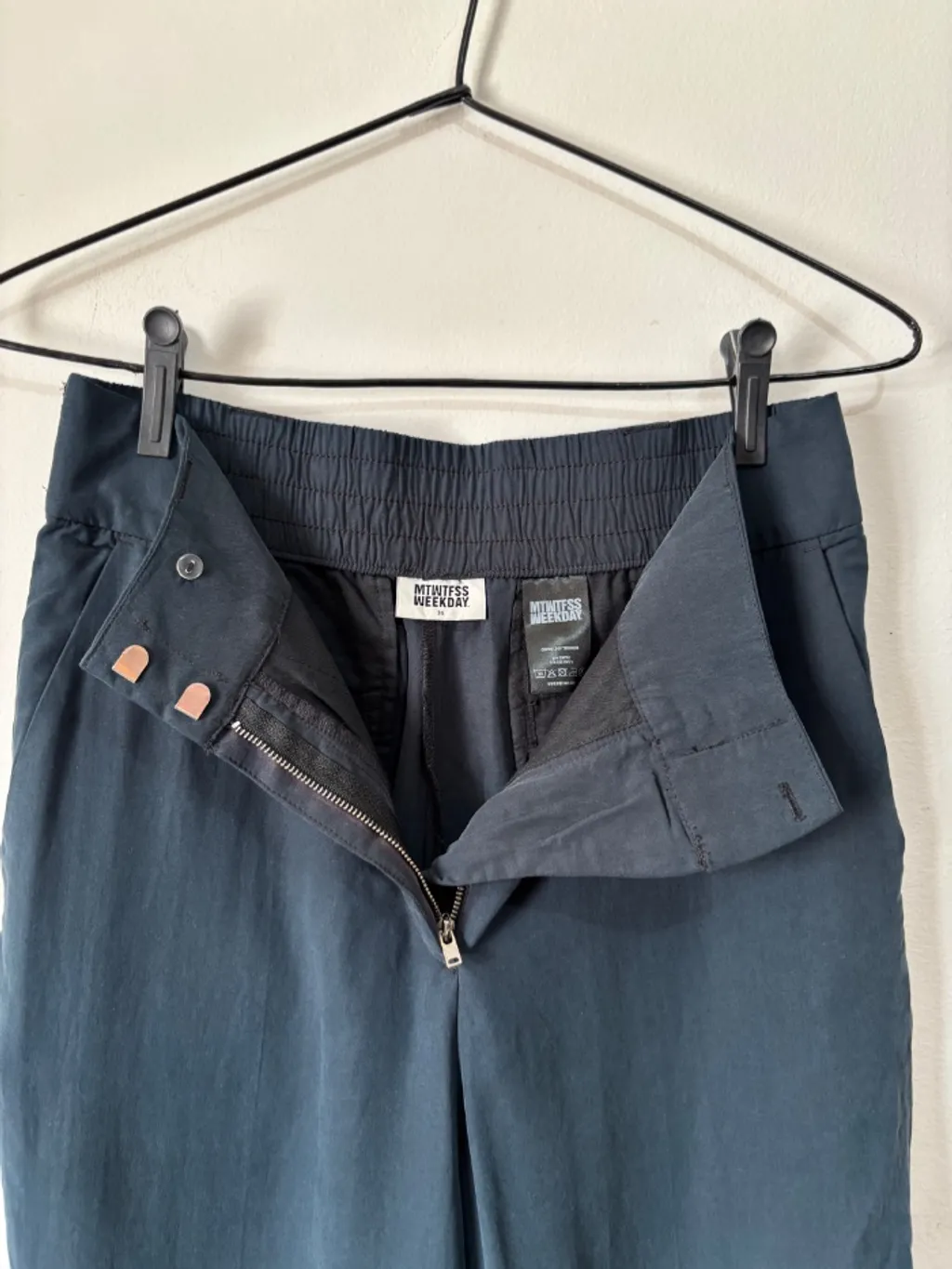 calça azul, da MTWTFSS Weekday