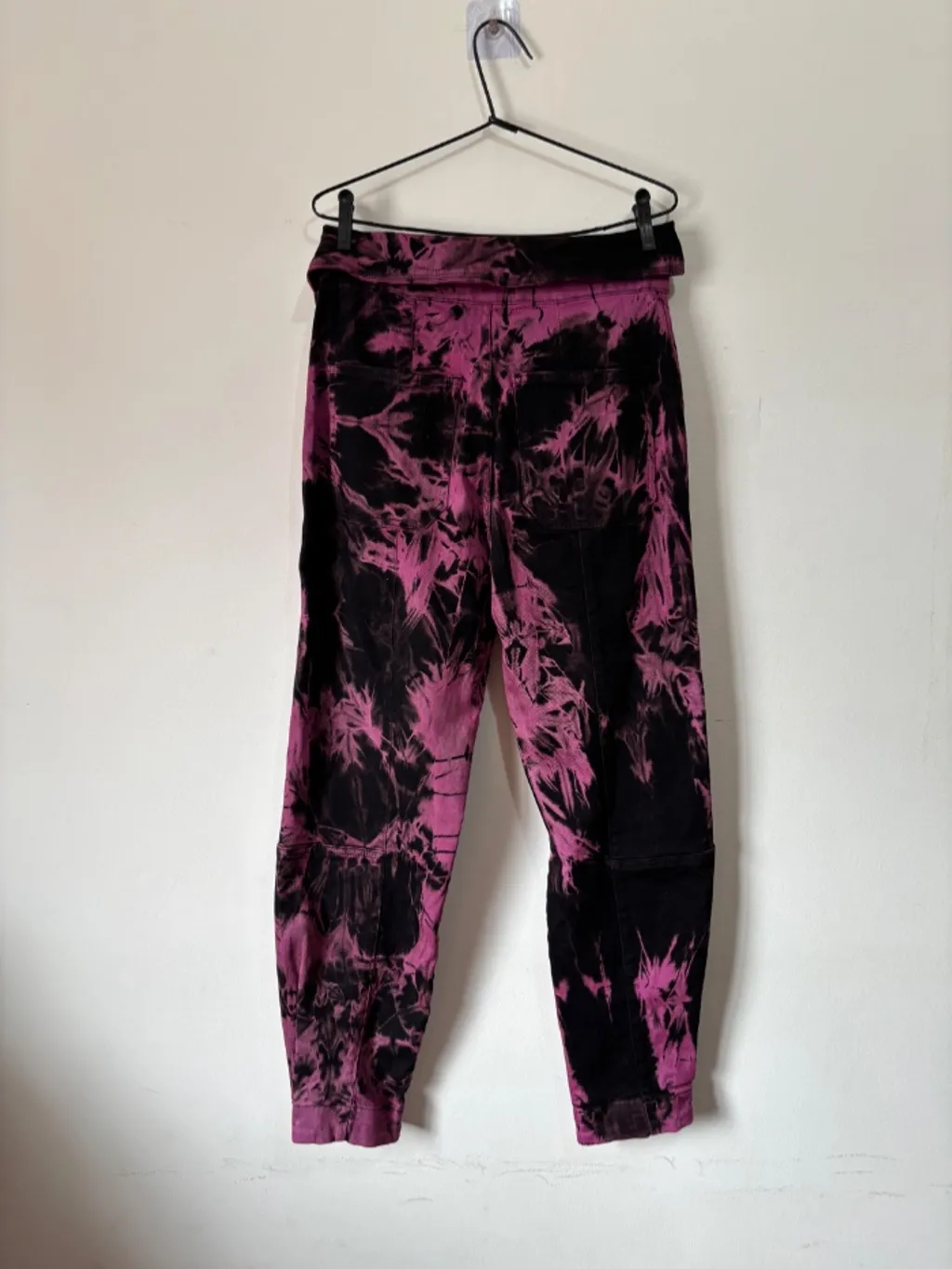 calça tie dye em preto e rosa, da Iorane
