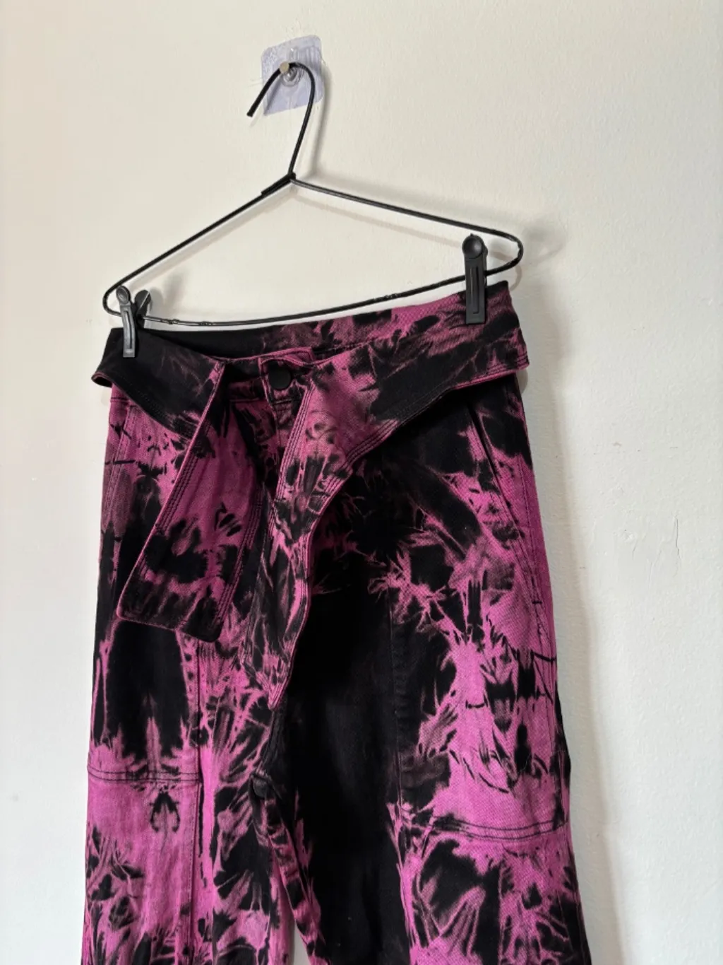 calça tie dye em preto e rosa, da Iorane