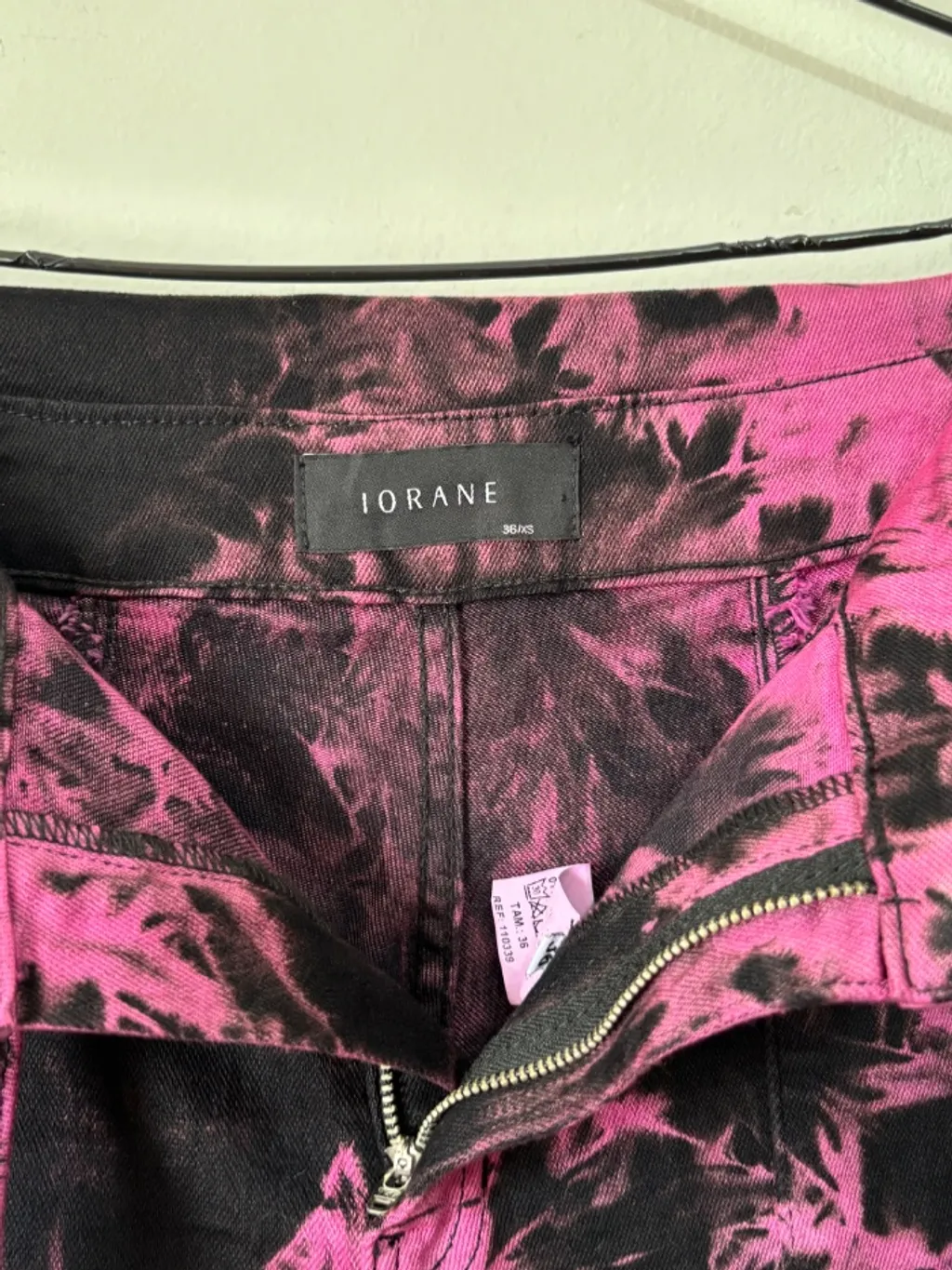 calça tie dye em preto e rosa, da Iorane