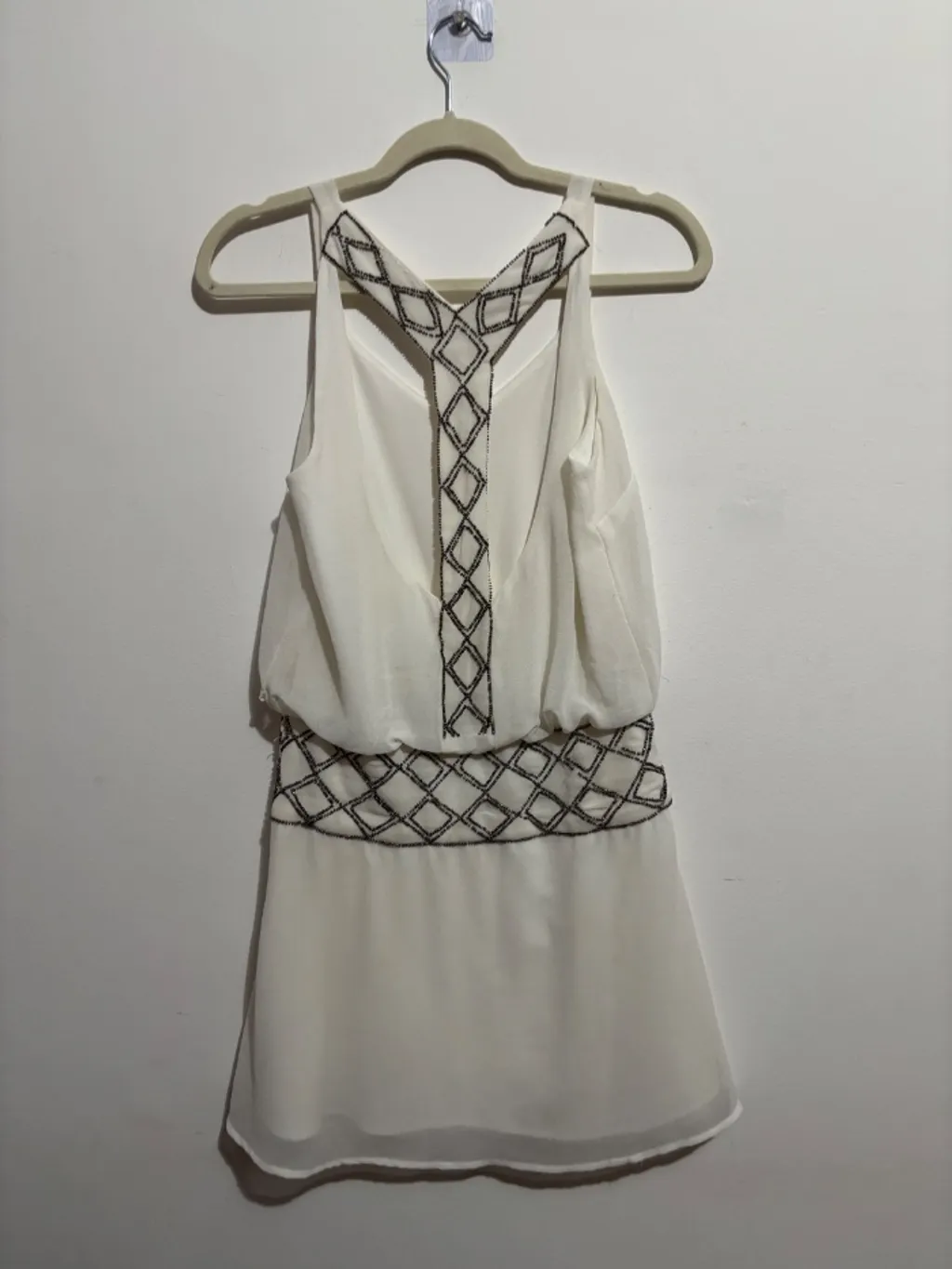 vestido branco com pedrarias, da Clock House