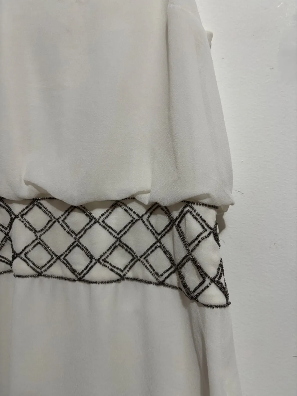 vestido branco com pedrarias, da Clock House