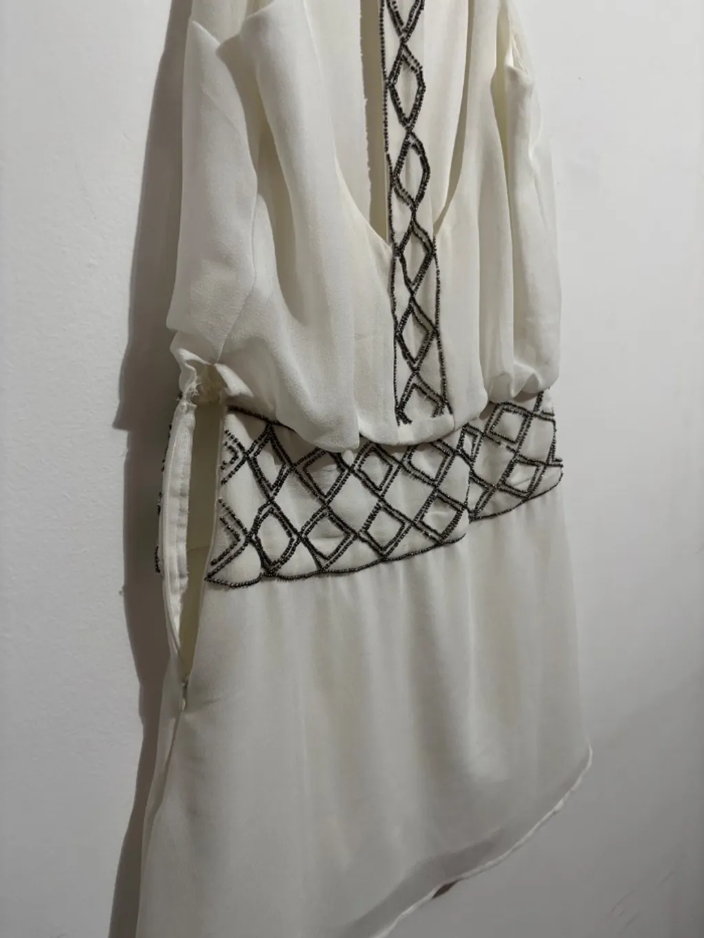 vestido branco com pedrarias, da Clock House